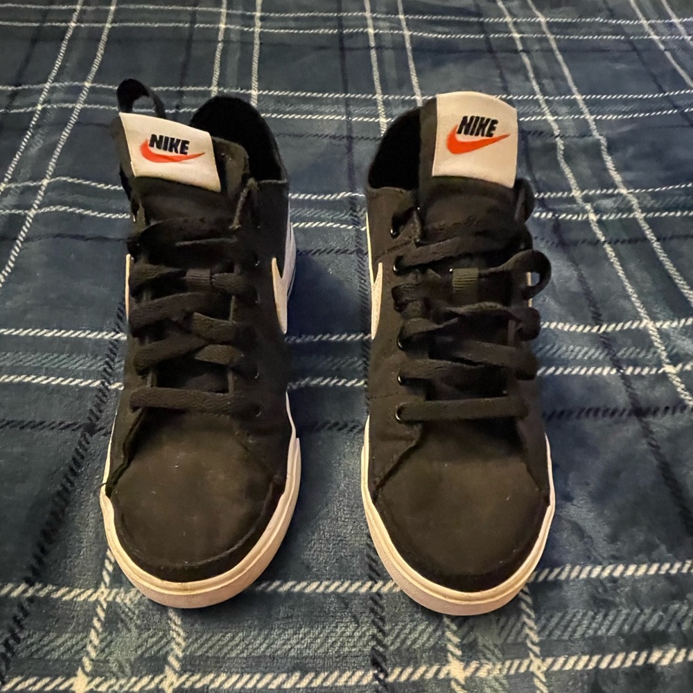 Black Nikes shoes, size 7us